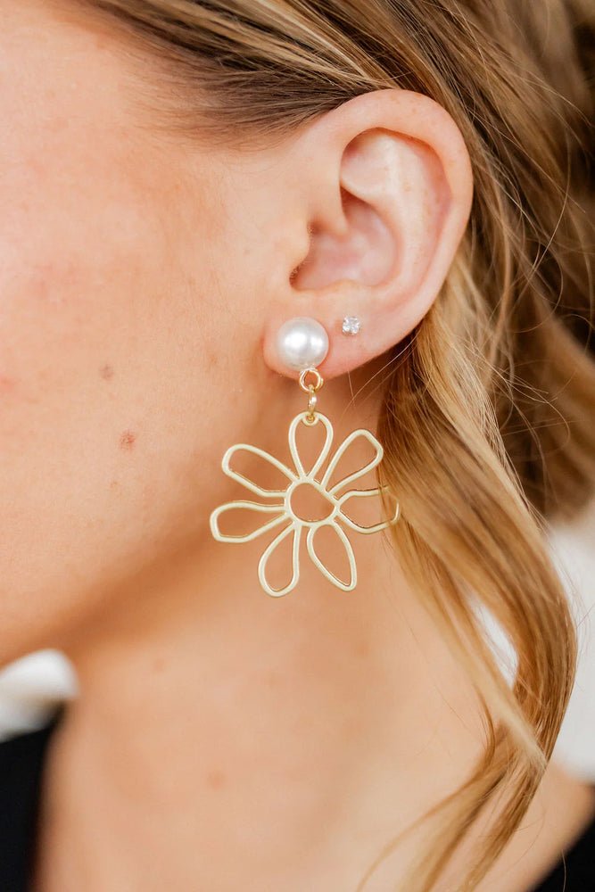 
            
                Load image into Gallery viewer, Daisy Earring - Pearl
            
        